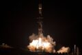 Foguete Falcon 9 da SpaceX decolando em sua 19ª missão com 32 satélites Bandwagon-5