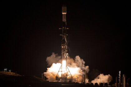 Foguete Falcon 9 da SpaceX decolando em sua 19ª missão com 32 satélites Bandwagon-5