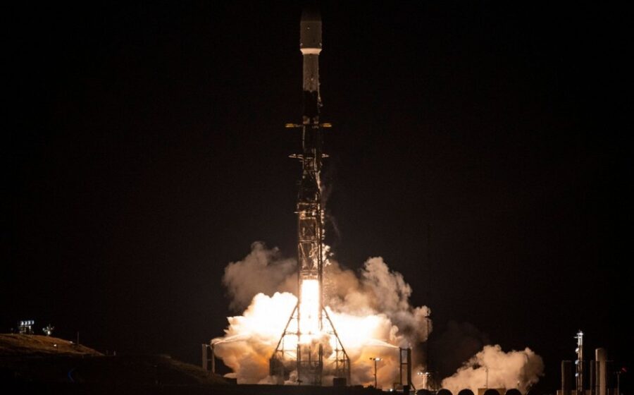 Foguete Falcon 9 da SpaceX decolando em sua 19ª missão com 32 satélites Bandwagon-5