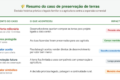 Agricultor idoso em campo agrícola com placa de venda e painéis solares ao fundo