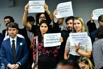 Mulher em frente ao Senado Federal segurando tablet com interface de IA generativa representando relacionamento humano-máquina