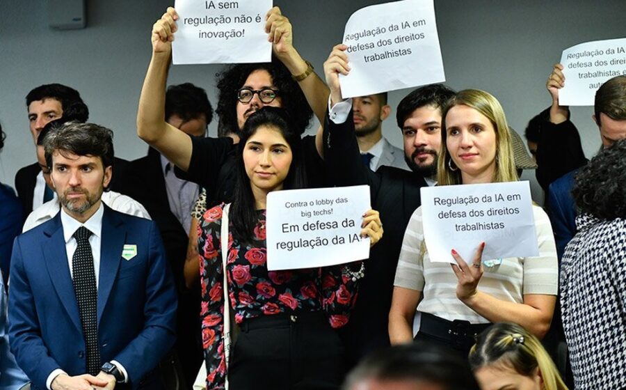 Mulher em frente ao Senado Federal segurando tablet com interface de IA generativa representando relacionamento humano-máquina