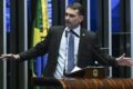 Flávio Bolsonaro em destaque com elementos gráficos representando investigações, conexões políticas e risco eleitoral 2026
