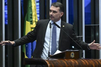 Flávio Bolsonaro em destaque com elementos gráficos representando investigações, conexões políticas e risco eleitoral 2026