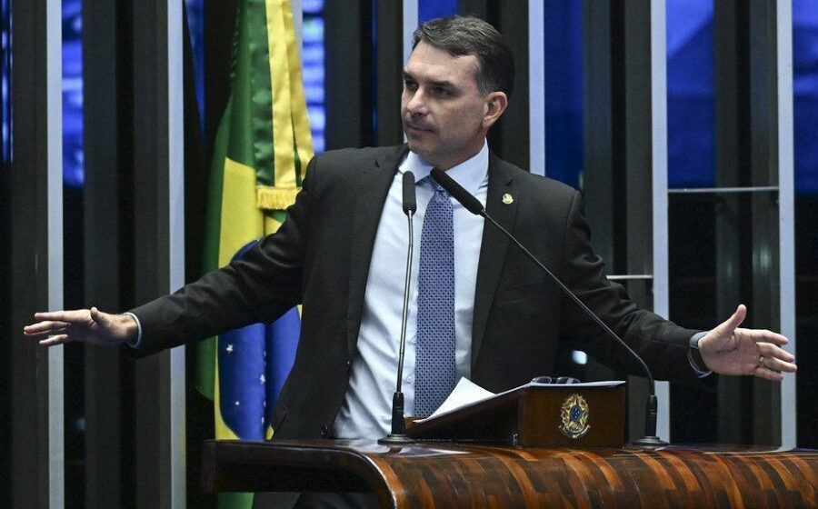 Flávio Bolsonaro em destaque com elementos gráficos representando investigações, conexões políticas e risco eleitoral 2026