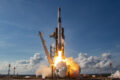 Foguete Starship da SpaceX em órbita terrestre marcando aposentadoria do Falcon 9 e Dragon