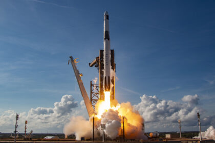 Foguete Starship da SpaceX em órbita terrestre marcando aposentadoria do Falcon 9 e Dragon