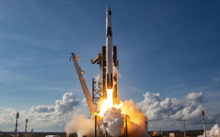 Foguete Starship da SpaceX em órbita terrestre marcando aposentadoria do Falcon 9 e Dragon