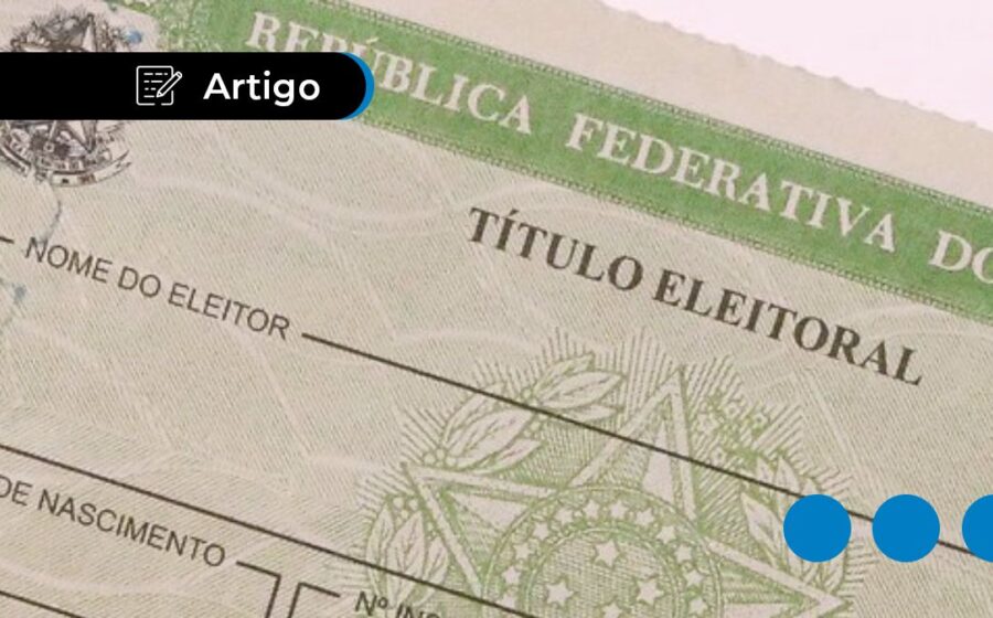 Rosana Magalhães, idealizadora do e-Título, segurando smartphone com aplicativo aberto