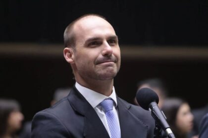 Eduardo Bolsonaro em plenário da Câmara dos Deputados, articulando pressão política pelo Ministério das Relações Exteriores