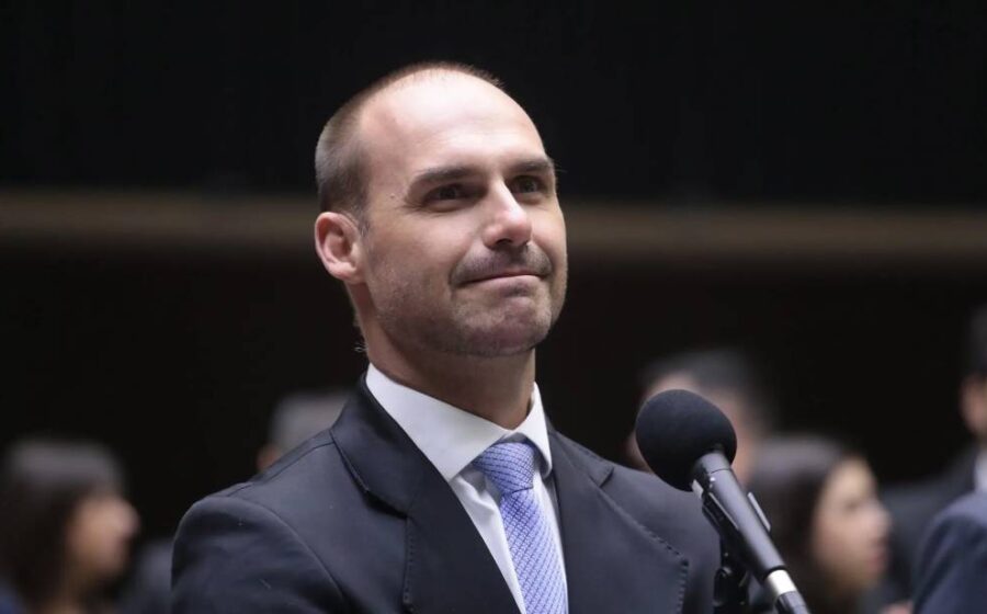 Eduardo Bolsonaro em plenário da Câmara dos Deputados, articulando pressão política pelo Ministério das Relações Exteriores