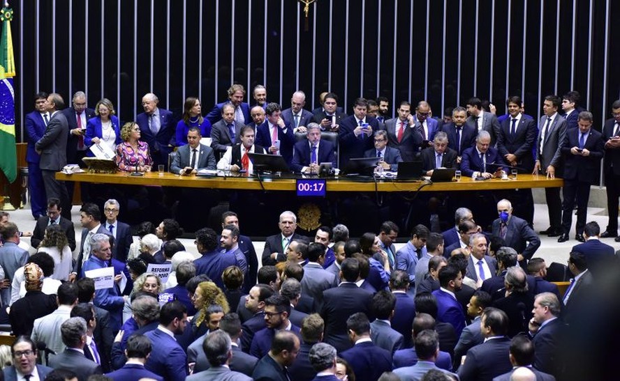 Lula e aliados discutem revogação do arcabouço fiscal com gráficos de queda da Bolsa