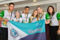 Marissol Savagin coroada Universal Woman 2026 no Camboja, segurando coroa e faixa do Brasil