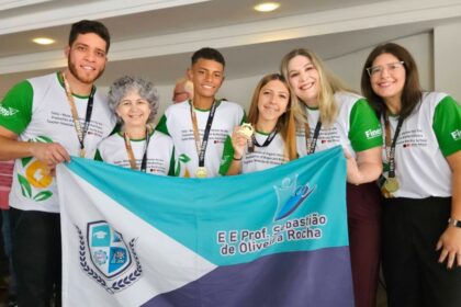 Marissol Savagin coroada Universal Woman 2026 no Camboja, segurando coroa e faixa do Brasil