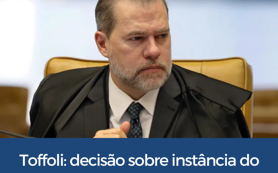 Ilustração de bobo da corte silenciado com símbolos do STF, TSE e Banco Master ao fundo
