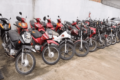 Carros e motos em fileiras no pátio de leilão online em Cuiabá com lances a partir de R$ 500