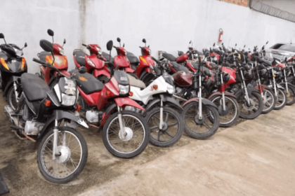 Carros e motos em fileiras no pátio de leilão online em Cuiabá com lances a partir de R$ 500