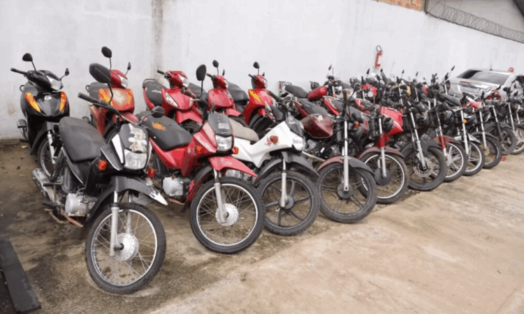 Carros e motos em fileiras no pátio de leilão online em Cuiabá com lances a partir de R$ 500