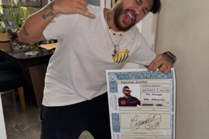 Helton Ricardo, o "Ney Gaúcho", sósia do Neymar com 1,5 mi seguidores, sorrindo em pose característica