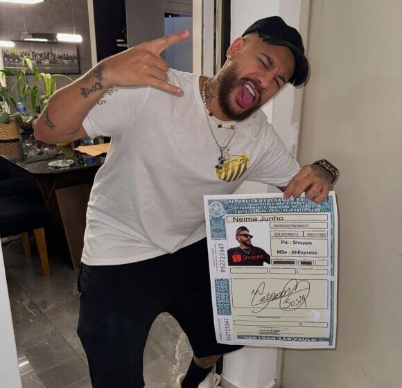 Helton Ricardo, o "Ney Gaúcho", sósia do Neymar com 1,5 mi seguidores, sorrindo em pose característica