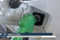 Bomba de combustível com display mostrando preço reduzido, representando zerar PIS/Cofins na gasolina por 30 dias