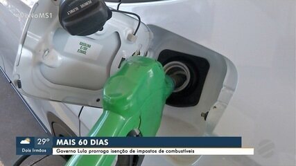 Bomba de combustível com display mostrando preço reduzido, representando zerar PIS/Cofins na gasolina por 30 dias