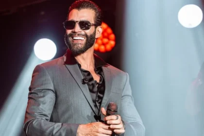 Gusttavo Lima em destaque com logotipo Vai de Bet e documentos da Operação Sem Compliance ao fundo