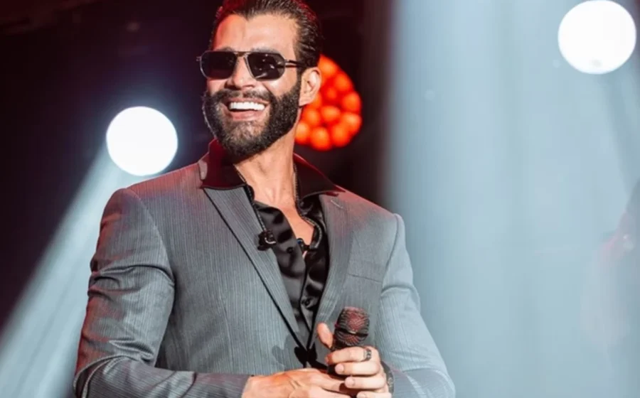 Gusttavo Lima em destaque com logotipo Vai de Bet e documentos da Operação Sem Compliance ao fundo