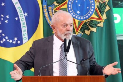 Lula abatido em silêncio, dólar em alta histórica, tensão política e econômica no Brasil