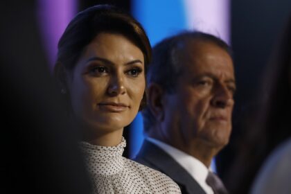 Valdemar Costa Neto e Michelle Bolsonaro em reunião a portas fechadas na sede nacional do PL