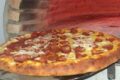 Fachada da Mangiare Pizzaria em João Pessoa, alvo de investigação do MP por discriminação política