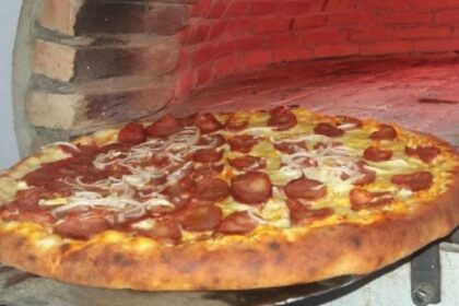 Fachada da Mangiare Pizzaria em João Pessoa, alvo de investigação do MP por discriminação política