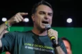 Flávio Bolsonaro no aeroporto embarcando para os EUA após derrota nas urnas
