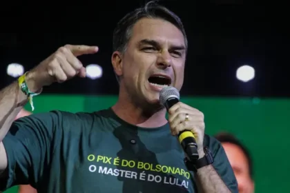 Flávio Bolsonaro no aeroporto embarcando para os EUA após derrota nas urnas