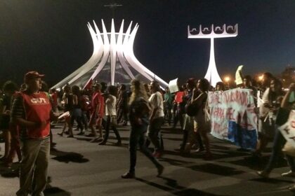 Multidão no Eixo Monumental em ato Bloco do 11 e 22 na Torre de TV