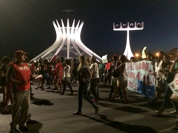Multidão no Eixo Monumental em ato Bloco do 11 e 22 na Torre de TV