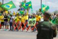 Dois atos políticos opostos em Brasília: multidão vermelha no Museu Nacional e amarela na Torre de TV, separados por 2 km
