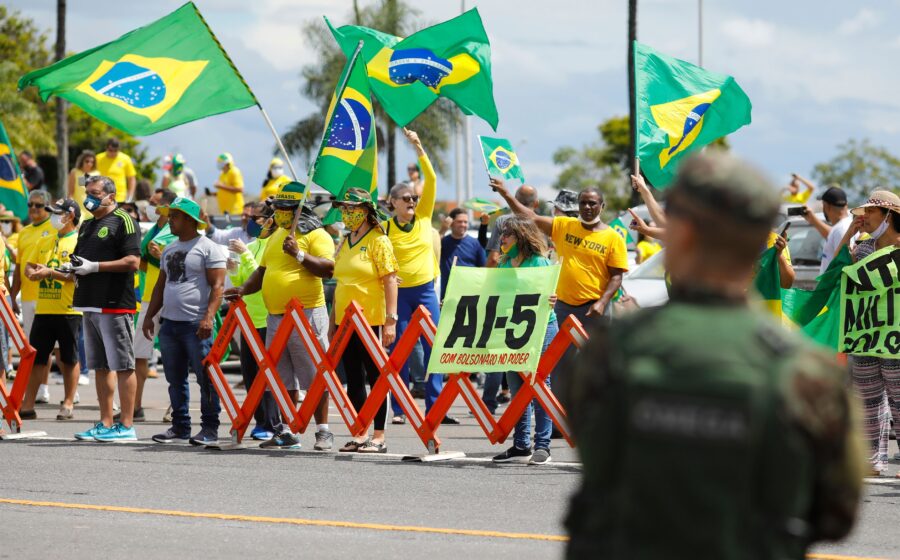 Dois atos políticos opostos em Brasília: multidão vermelha no Museu Nacional e amarela na Torre de TV, separados por 2 km