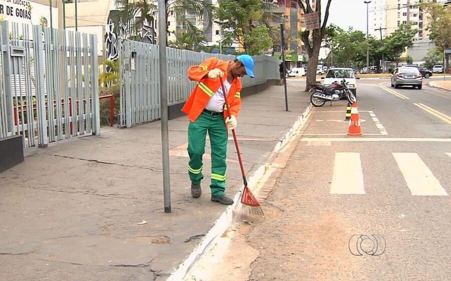 Rua limpa em frente à Escola Guiomar Camolesi sem santinhos no 2º turno em Sorocaba