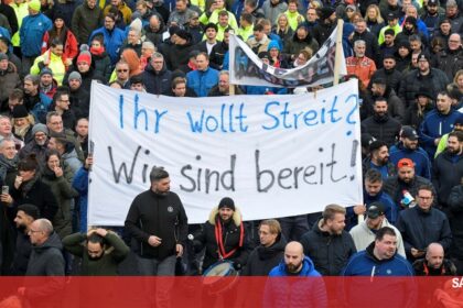 Trabalhadores da Volkswagen em protesto na Alemanha com faixas sindicais IG Metall