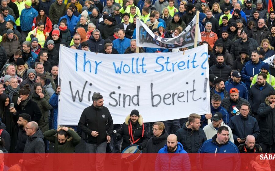 Trabalhadores da Volkswagen em protesto na Alemanha com faixas sindicais IG Metall