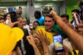 Flávio Bolsonaro embarca em jato particular da Baires Fly para voo fretado pago via EUA