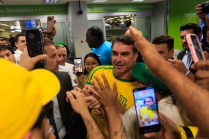 Flávio Bolsonaro embarca em jato particular da Baires Fly para voo fretado pago via EUA