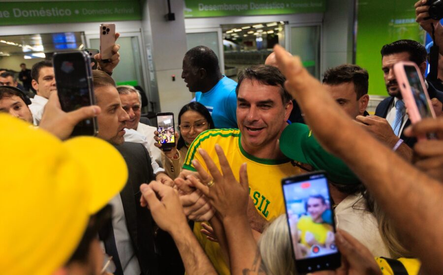 Flávio Bolsonaro embarca em jato particular da Baires Fly para voo fretado pago via EUA