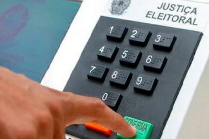Urna eletrônica sendo substituída em local de votação no Rio Grande do Norte
