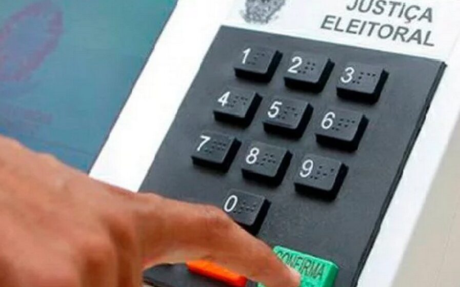 Urna eletrônica sendo substituída em local de votação no Rio Grande do Norte