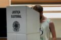 Eleitores votando tranquilamente na FOB-USP Bauru, seções vazias e acesso rápido às urnas