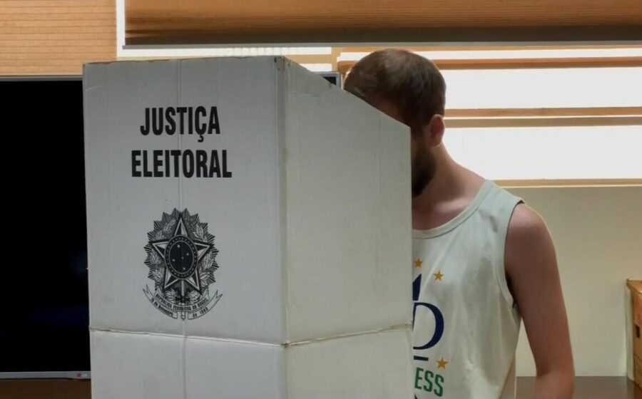 Eleitores votando tranquilamente na FOB-USP Bauru, seções vazias e acesso rápido às urnas