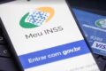 Idoso votando em urna eletrônica comprova vida ao INSS via biometria TSE