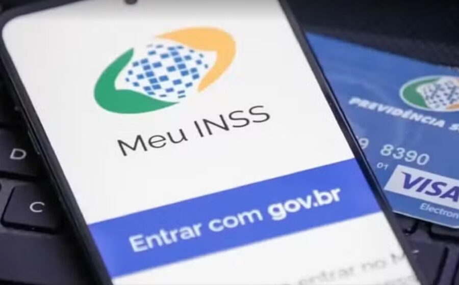 Idoso votando em urna eletrônica comprova vida ao INSS via biometria TSE